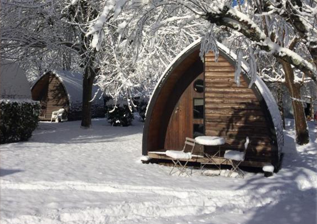 cabane en bois kaïola sous la neige