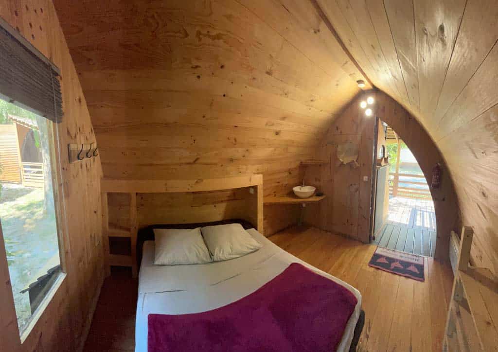cabane en bois romantique dans les pyrénées