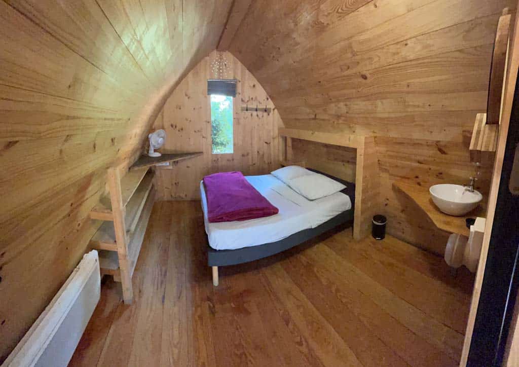 photo de l'intérieur de la cabane en bois kaïola de luz saint sauveur