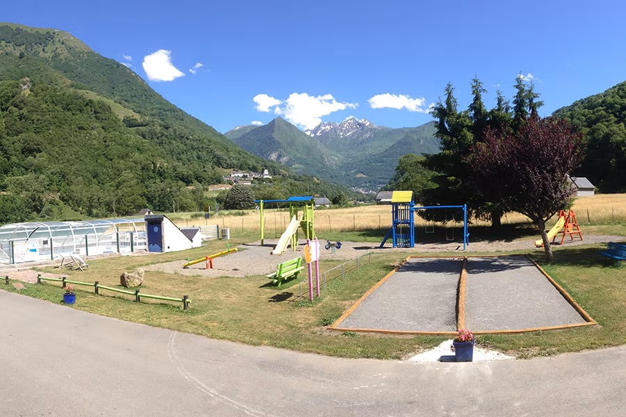 piscine terrain de jeu enfants et pétanque