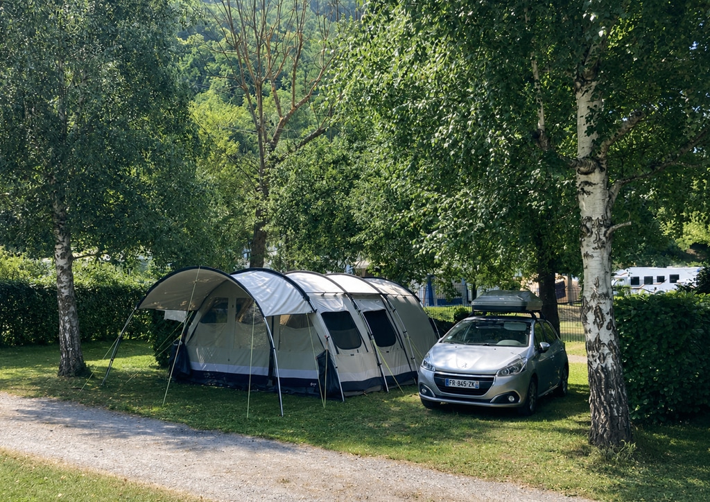camping avec emplacement ombragé pour grande tente