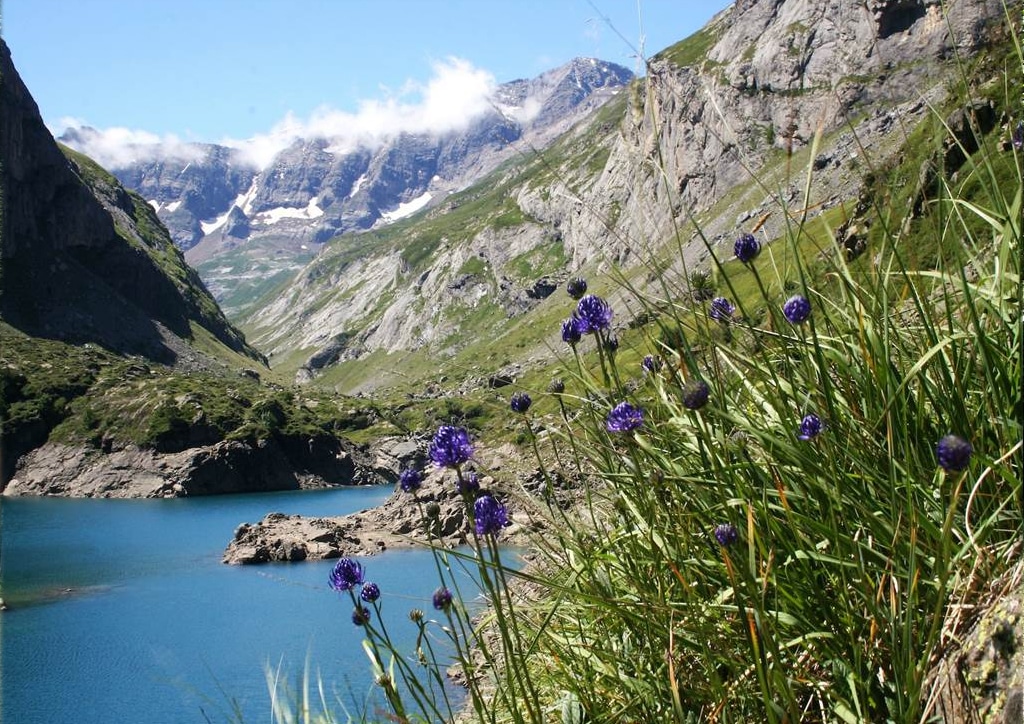 photo de la vallée et du cirque d'estaubet au printemps